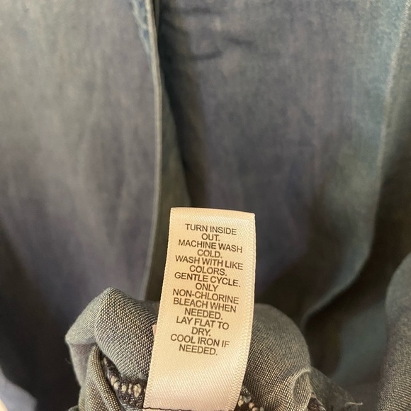 Cest 1946-NWT “Spellbound” XL chambray wrap front top. Soft Tencel/rayon. Classy - Picture 10 of 10